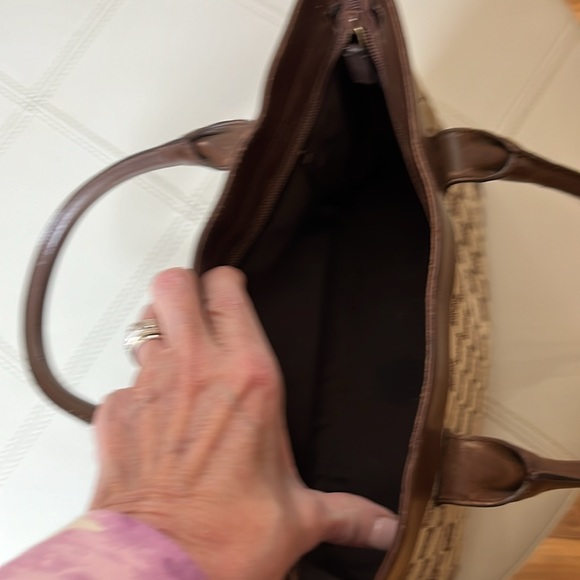 GUCCI bag. Beautiful and clean inside and out. Excellent used condition - Picture 3 of 6